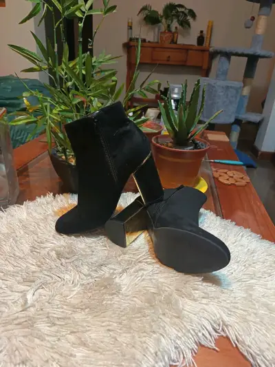 Botines de tacón alto negros con cierre dorado - miniatura 4