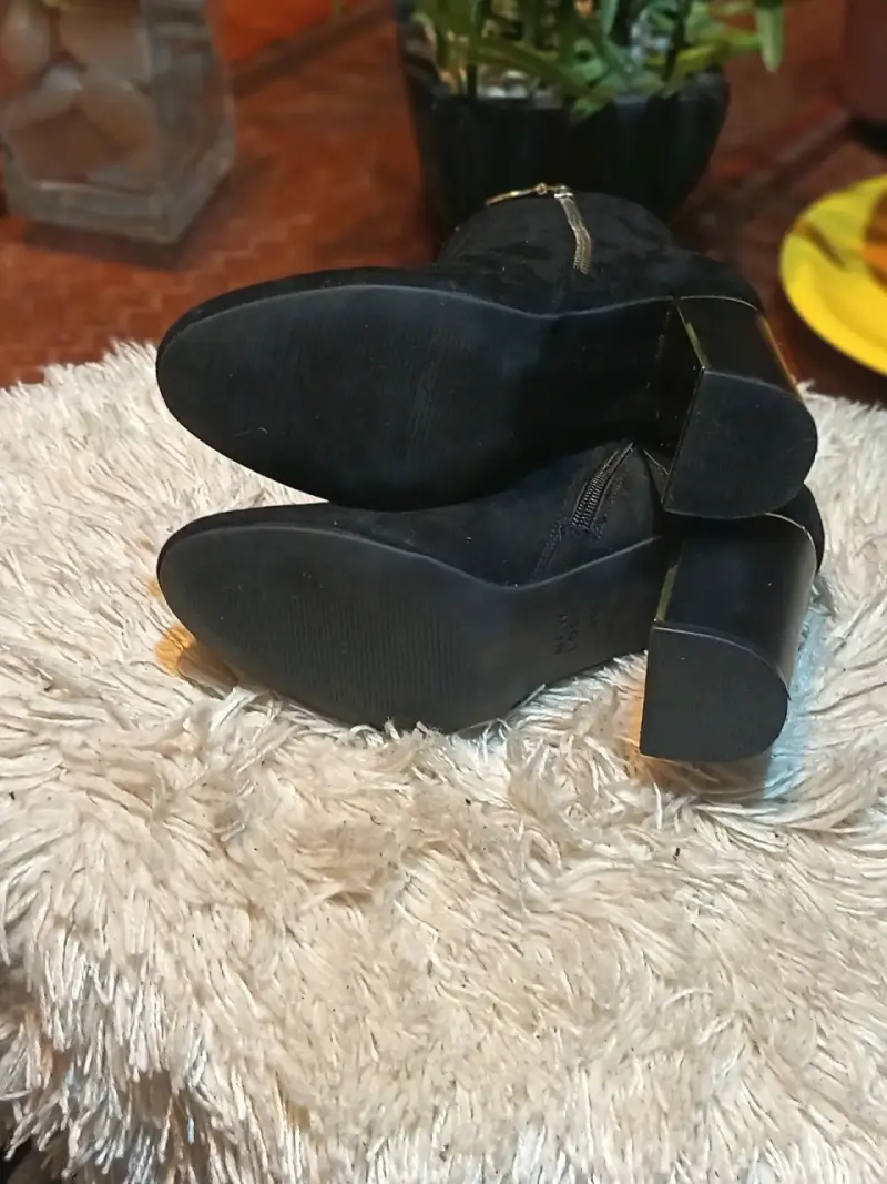 Botines de tacón alto negros con cierre dorado - 5