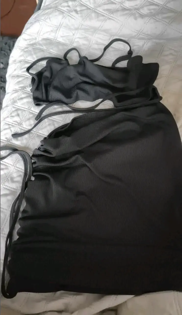 Vestido corto ajustado negro con tirantes - 2