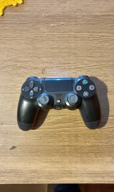 Control PS4  negro en buen estado - miniatura 1