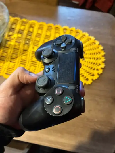 Control PS4  negro en buen estado - miniatura 5