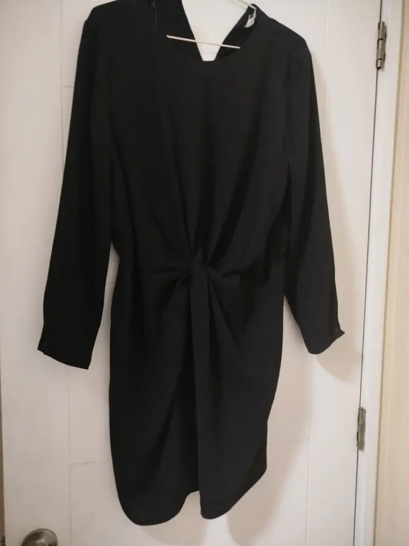 Vestido negro manga larga con nudo frontal - 2