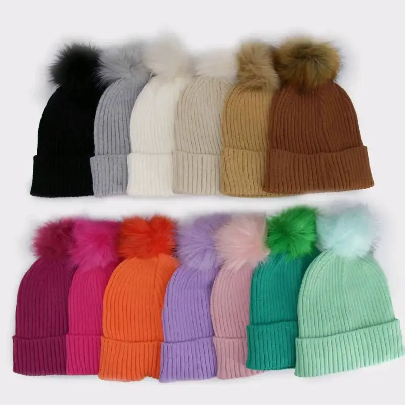 Gorro de lana negro con pompón - 4