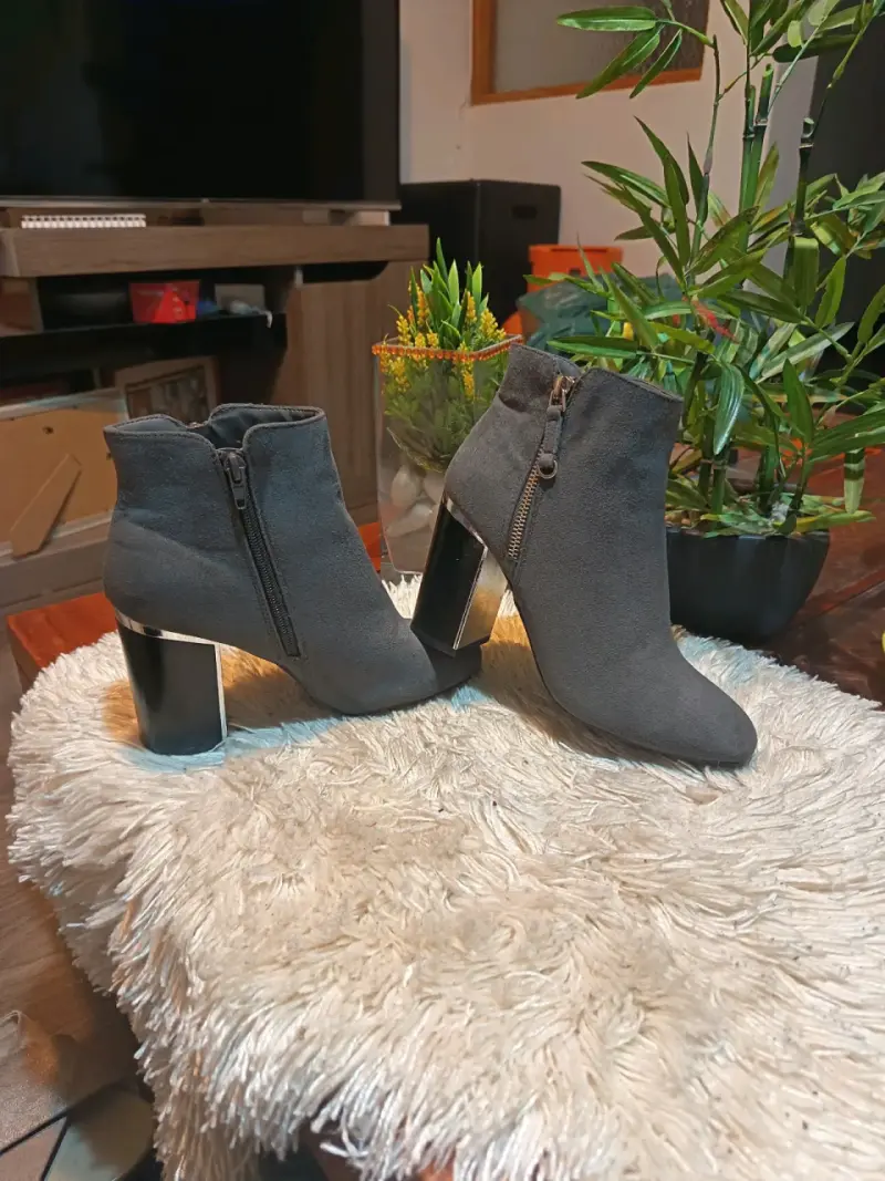 Botines de tacón grueso gris con cierre lateral - 1