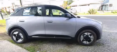 Auto eléctrico SUV gris nuevo - miniatura 1