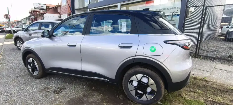 Auto eléctrico SUV gris nuevo - 2