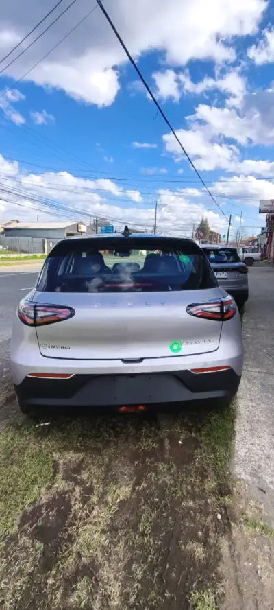 Auto eléctrico SUV gris nuevo - miniatura 3