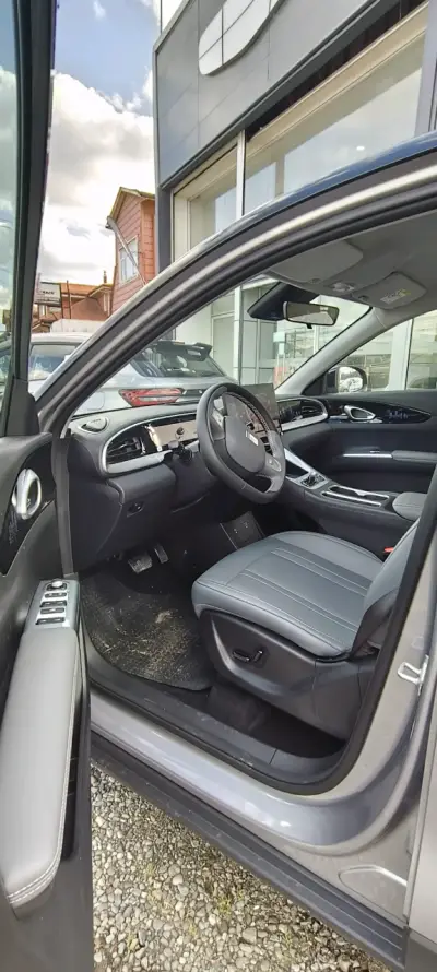 Auto eléctrico SUV gris nuevo - miniatura 4