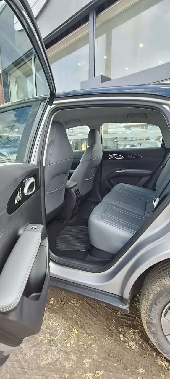 Auto eléctrico SUV gris nuevo - 5