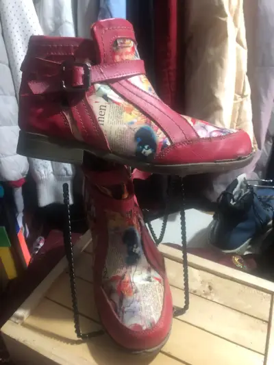 Botines de cuero rojo con diseño floral - miniatura 1