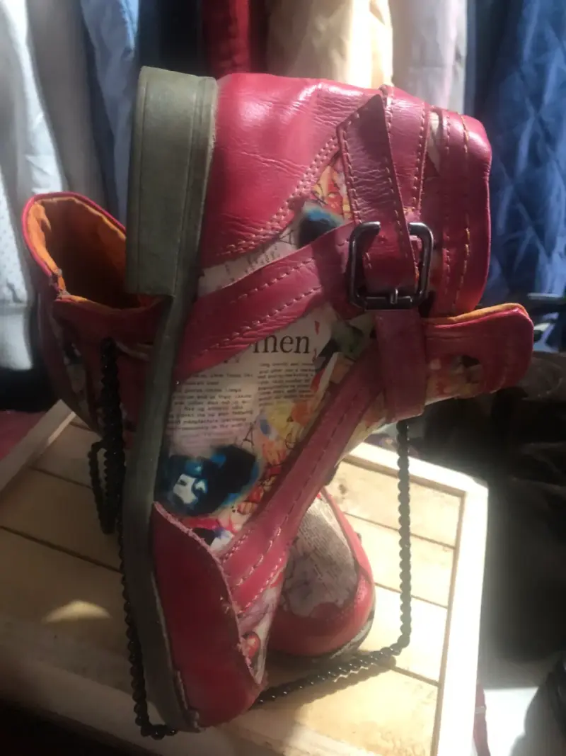Botines de cuero rojo con diseño floral - 2