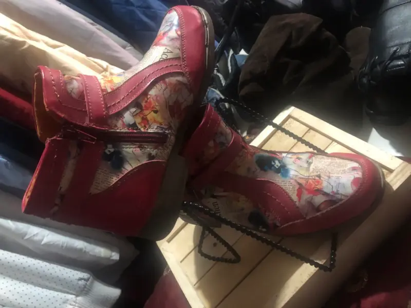 Botines de cuero rojo con diseño floral - 3