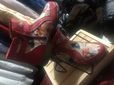 Botines de cuero rojo con diseño floral - miniatura 3