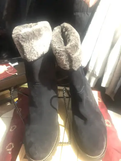 Botas de invierno negras con forro de piel sintética - miniatura 1