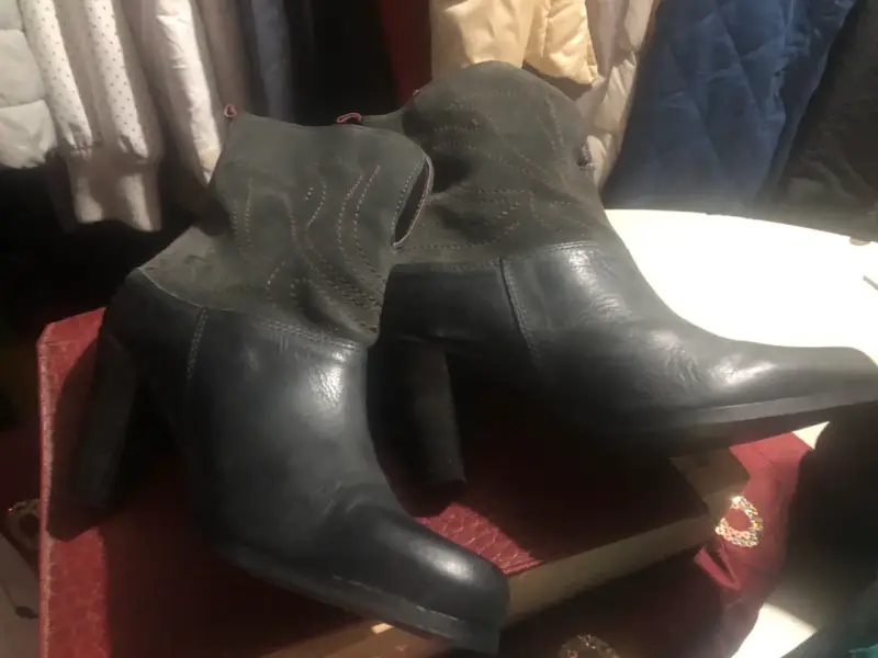 Botines de cuero negro con tacón alto - 1