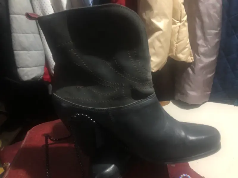 Botines de cuero negro con tacón alto - 2