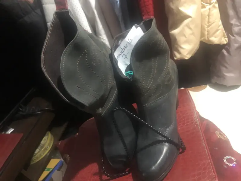 Botines de cuero negro con tacón alto - 3