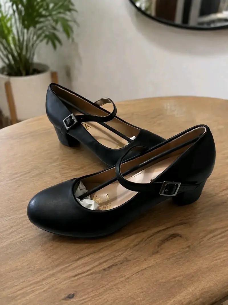 Zapatos de tacón bajo negros con hebilla