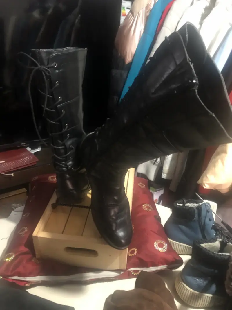 Botas negras de cuero con cordones - 1