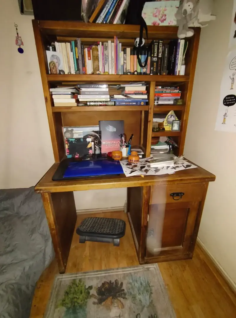 Escritorio con librero de madera maciza