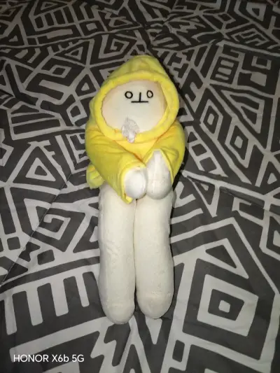 Peluche de muñeco con capucha amarilla - miniatura 1