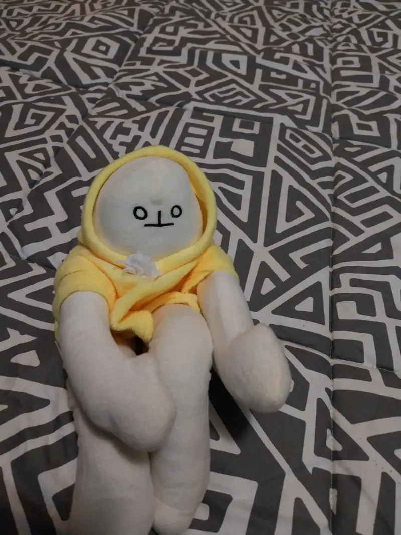 Peluche de muñeco con capucha amarilla - 2