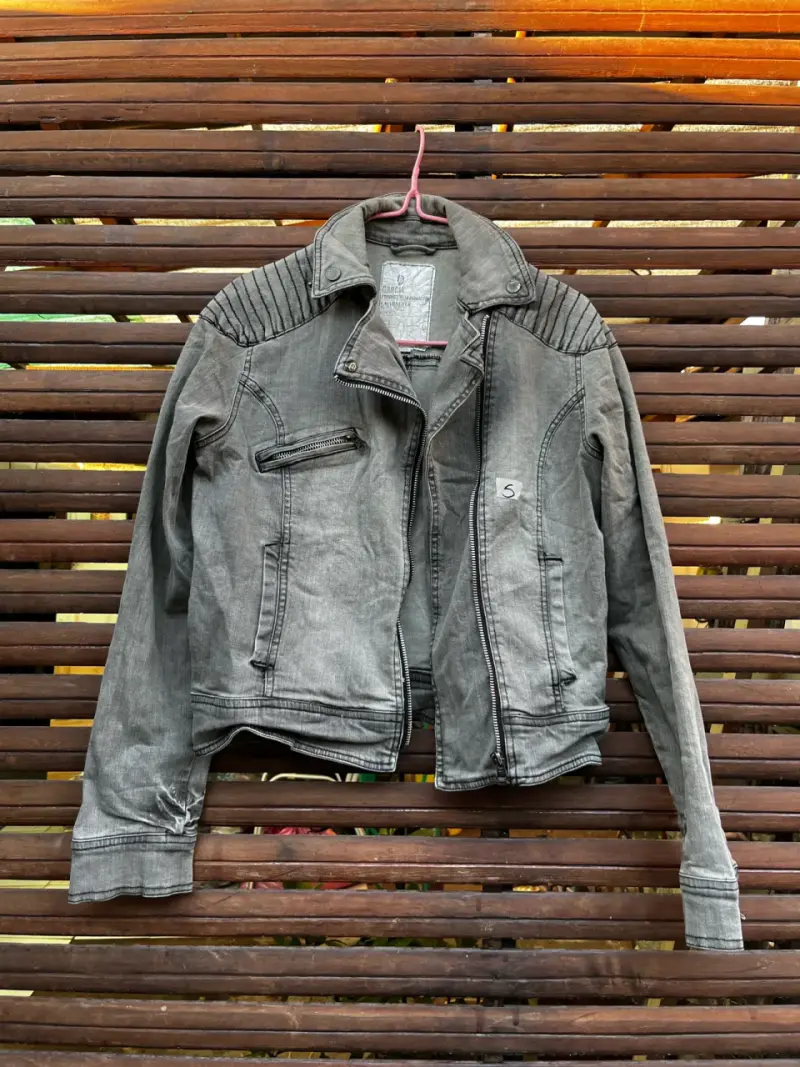 Chaqueta de mezclilla gris para mujer