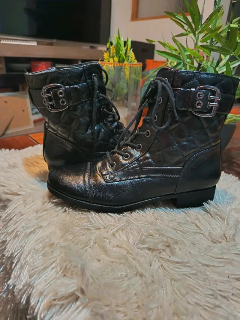Botines de cuero negro con hebillas y cordones - 2