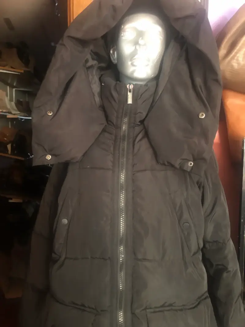 Abrigo negro con capucha para invierno - 2