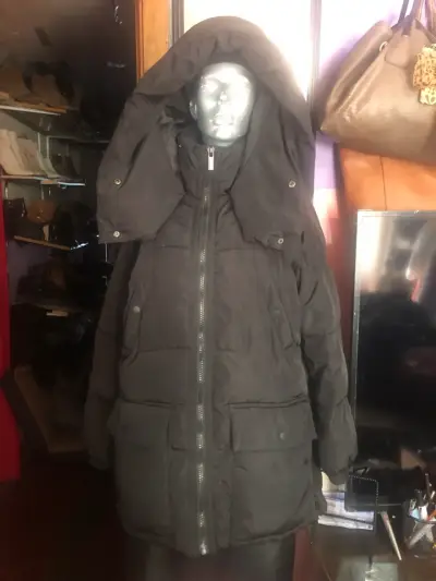 Abrigo negro con capucha para invierno - miniatura 3
