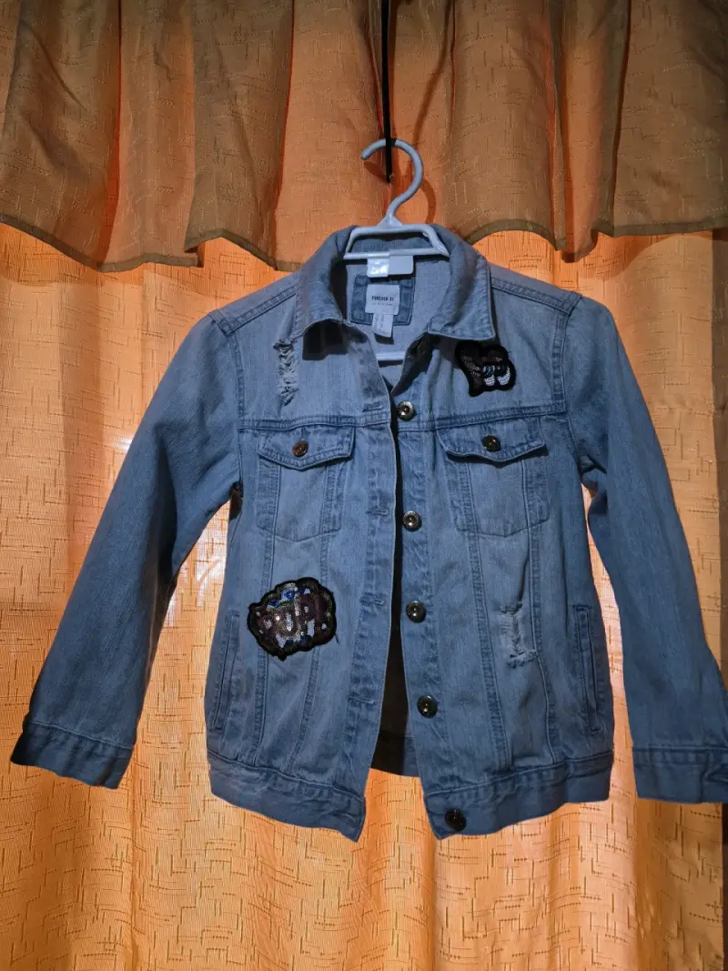 Chaqueta de mezclilla para niña con parches Forever 21 - 1