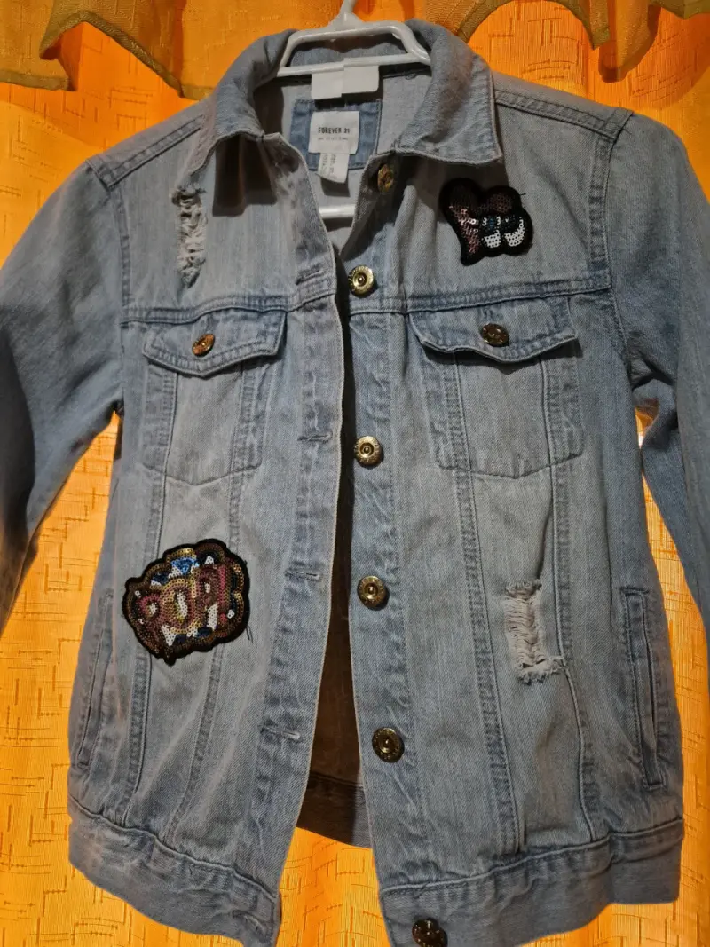 Chaqueta de mezclilla para niña con parches Forever 21 - 2