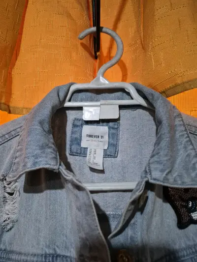 Chaqueta de mezclilla para niña con parches Forever 21 - miniatura 3