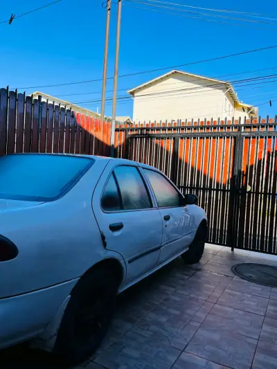 Auto sedán blanco en buen estado - miniatura 1