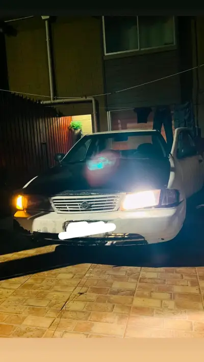 Auto sedán blanco en buen estado - miniatura 2