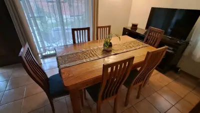 Juego de comedor de madera con 6 sillas - miniatura 1