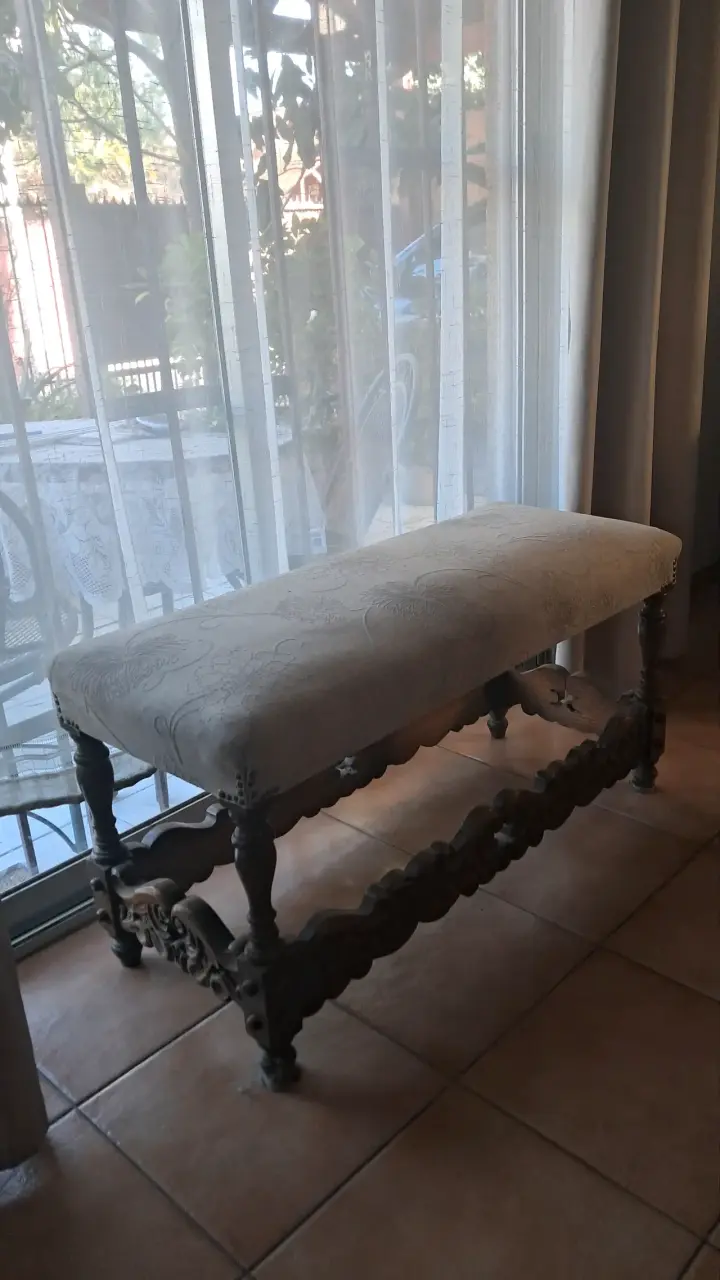 Banqueta de madera con tapiz floral - 1