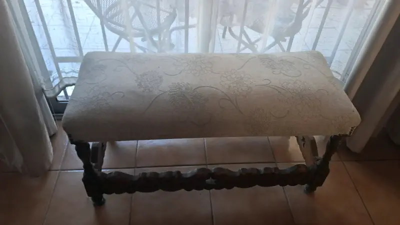 Banqueta de madera con tapiz floral - 2