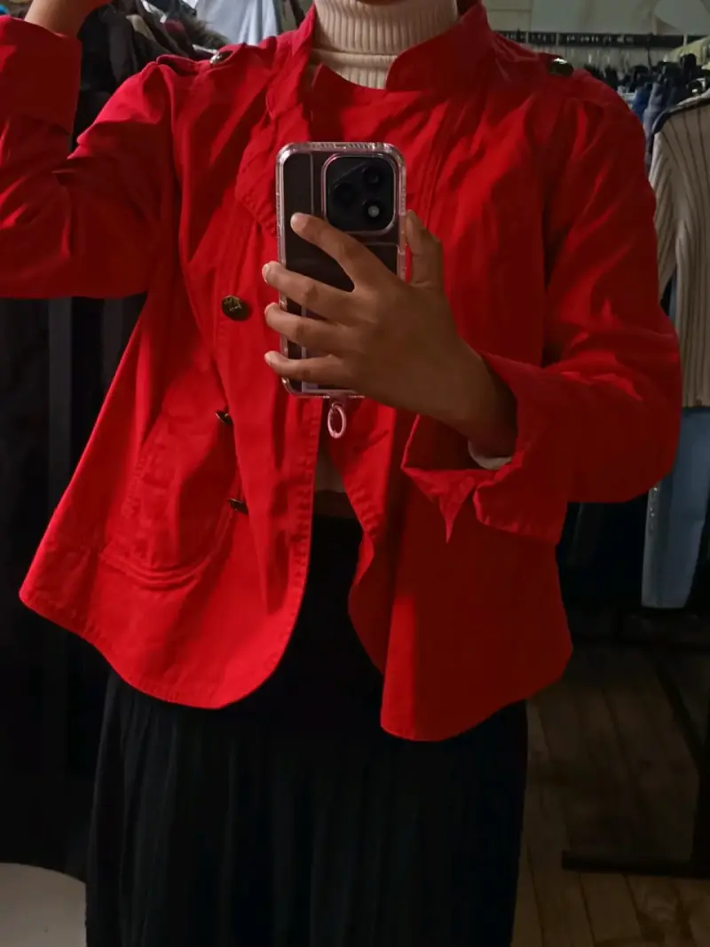 Chaqueta roja de mujer con botones decorativos - 1