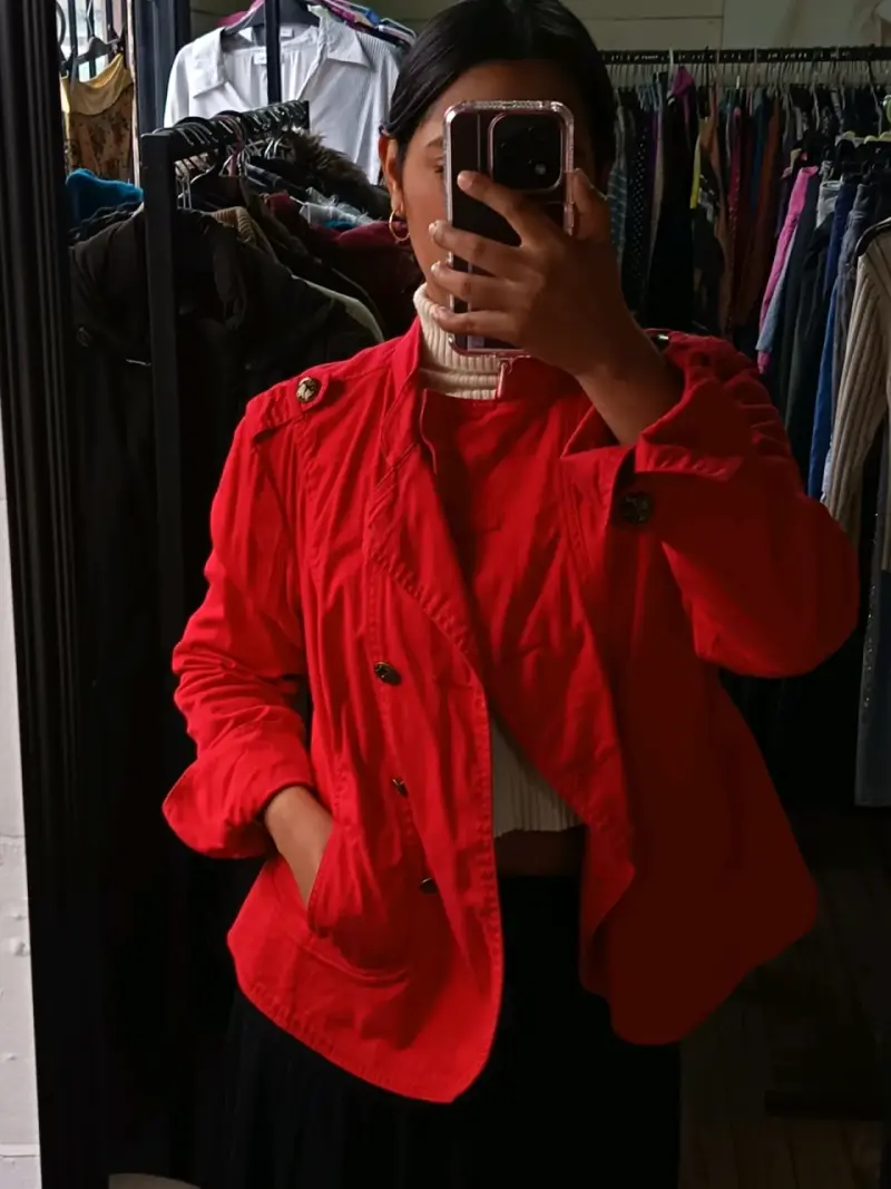 Chaqueta roja de mujer con botones decorativos - 2