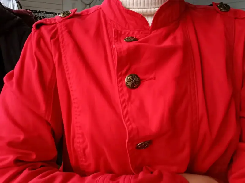 Chaqueta roja de mujer con botones decorativos - 3