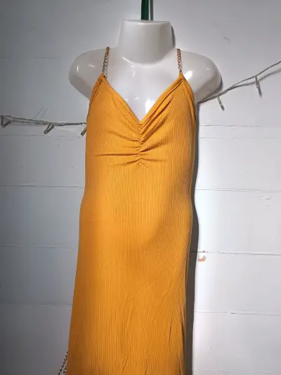 Vestido amarillo con tirantes de cadena - miniatura 1