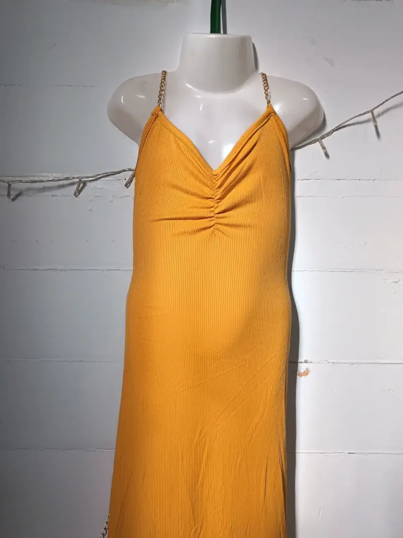 Vestido amarillo con tirantes de cadena - 2