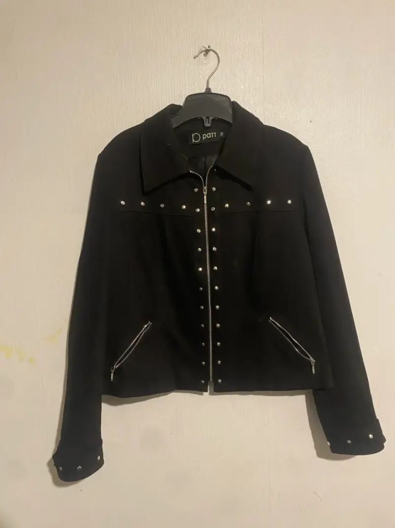 Chaqueta negra con tachas para mujer