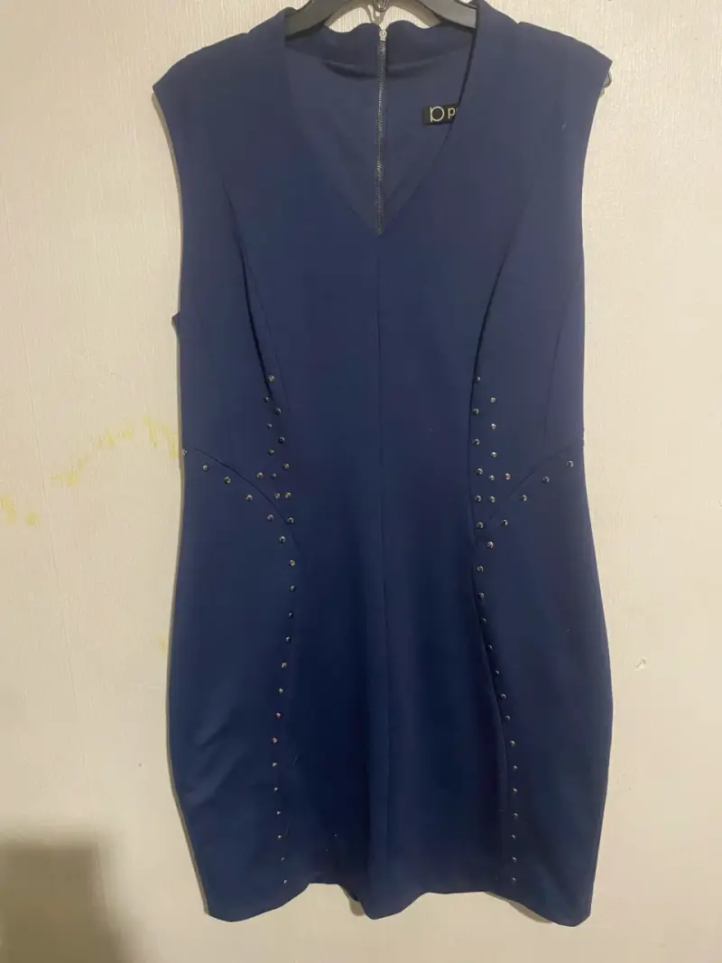 Vestido azul con tachuelas para mujer