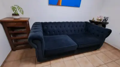 Sofá Chesterfield de terciopelo azul oscuro - miniatura 1