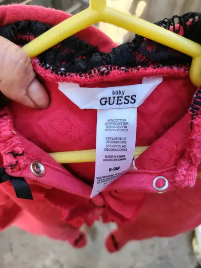 Enterito de bebé rojo Guess con encaje - miniatura 1