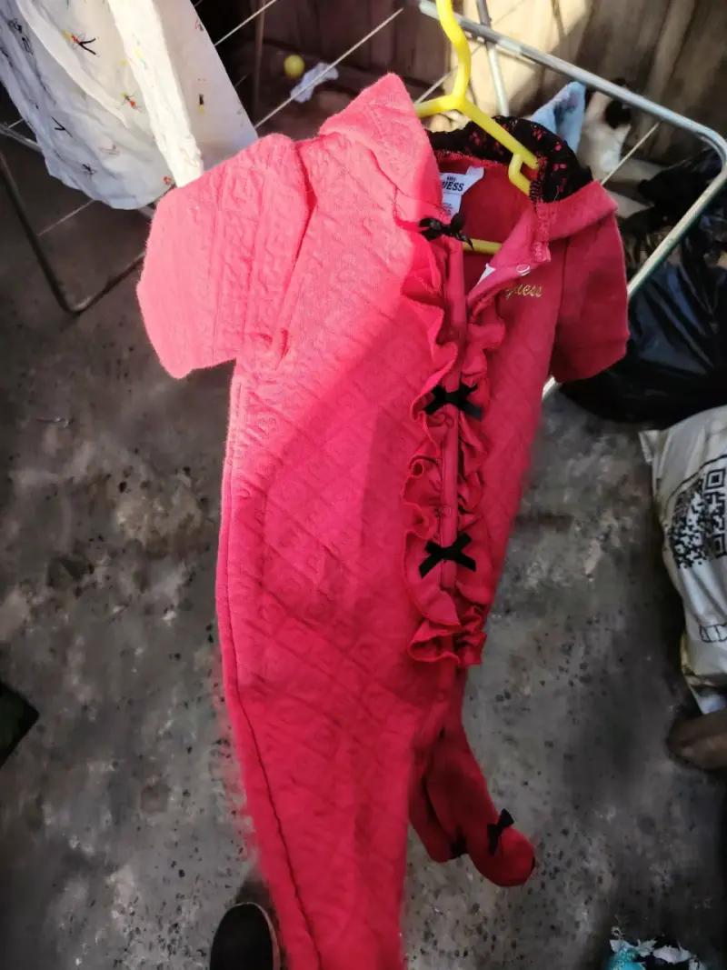 Enterito de bebé rojo Guess con encaje - 2