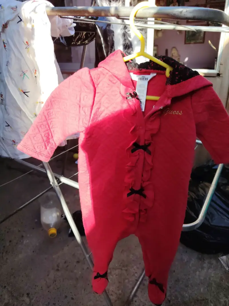 Enterito de bebé rojo Guess con encaje - 3