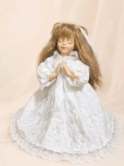 Muñeca de Porcelana en Vestido Blanco colección - miniatura 2
